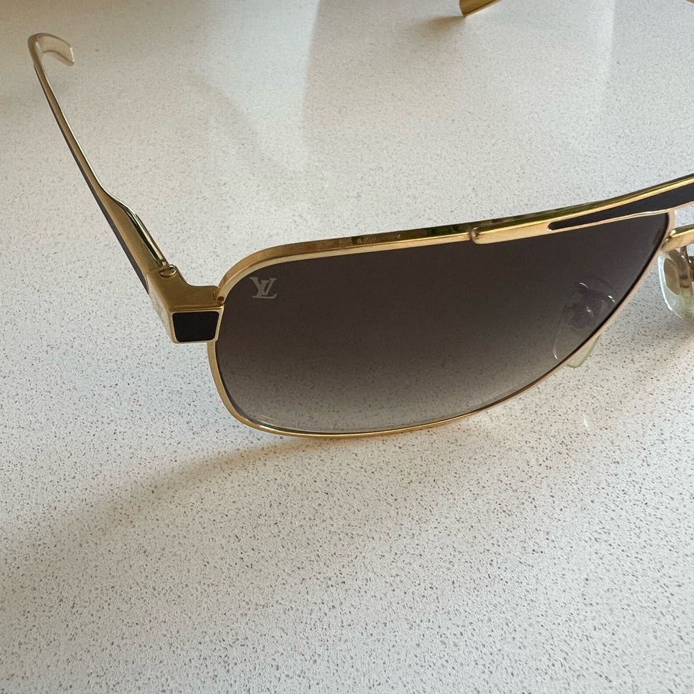 Louis Vuitton Z0549U Gold Metal Navigator Sunglasses Brown Gradient Lens - Picture 2 of 8